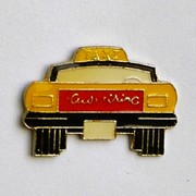 Taxi jaune et rouge